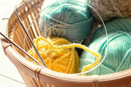彩色针织纱和线针织特写多彩姿的绞纱编织作为一种爱好针织配件工图片