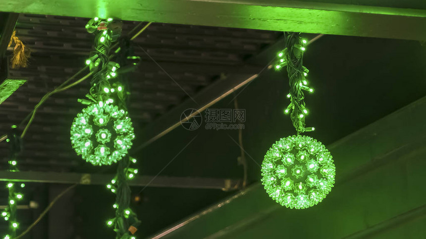 全景框架近距离观察夜里几颗亮的荧光绿灯球明亮而装饰的光球挂在大图片