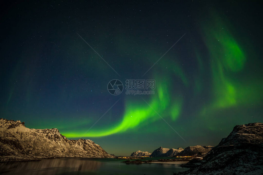 挪威罗弗敦群岛上的北极光山上的绿色北极光与极光的夜空夜间冬季景观与极光和图片