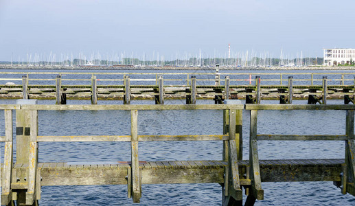 德国波罗的海Warnemuende港口的木制码头图片