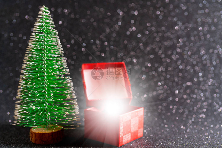 带灯泡的圣诞树图片
