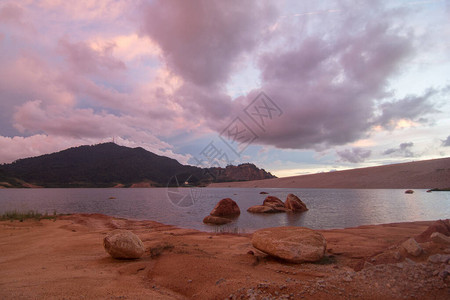BukitMertajam大坝与土壤和岩石在日图片