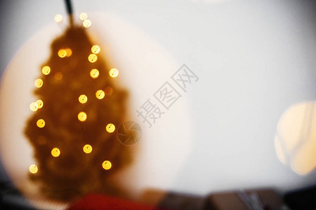 圣诞树和灯光在节庆白色房间的模糊图像图片