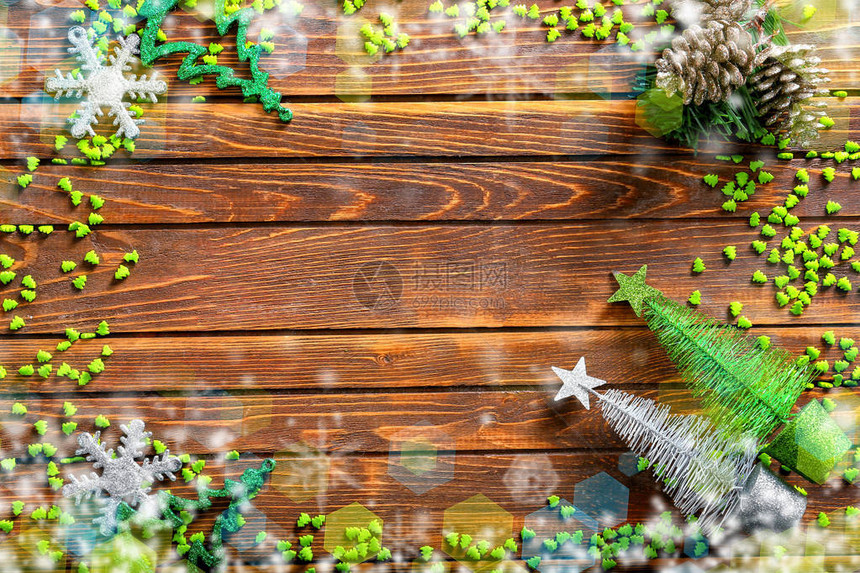 由木制背景的圣诞装饰框图片