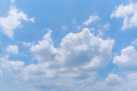 清澈的蓝天背景背景的云彩背景图片
