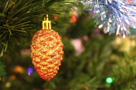 圣诞树上有闪亮的装饰品图片
