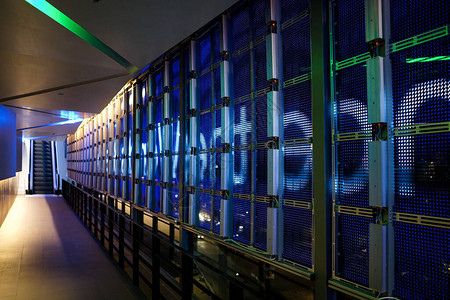 LED图案系统在镜子玻璃墙上从建筑物内部到外图片