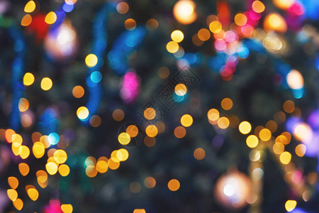 设计师的背景圣诞树上模糊的多色灯背景图片