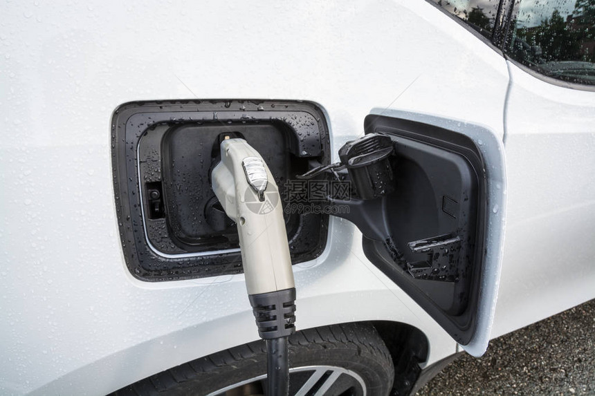 电动汽车充电动车充电口具有连接到汽车的电源图片