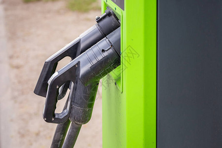 电动汽车或电动汽车在充电站插入电源线环保图片
