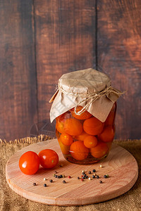 在木质背景的玻璃罐里摘西红柿发酵潮流图片
