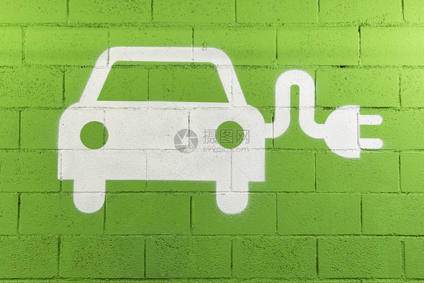 电动汽车的充电器标志在绿色墙壁上图片