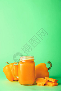 彩色背景下的新鲜蔬菜汁梅森罐图片