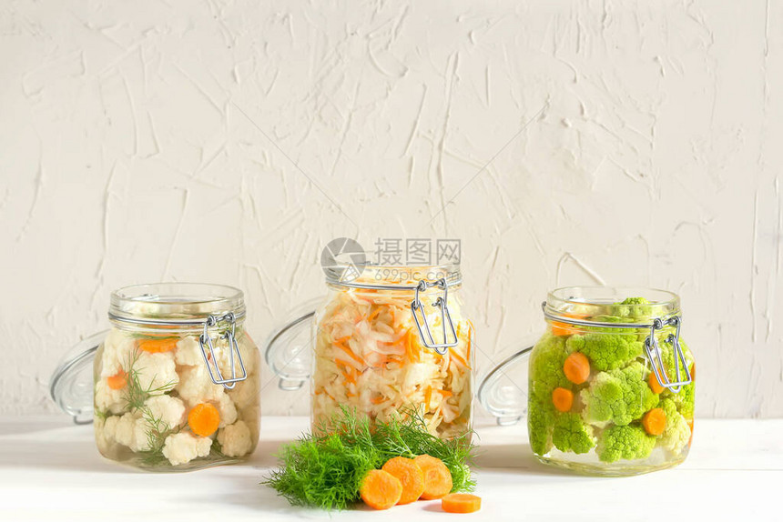 在罐子里发酵的自制培养蔬菜可用作益生菌食品罐头食品概图片