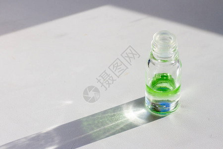 白底绿色液体玻璃香水瓶白色背图片