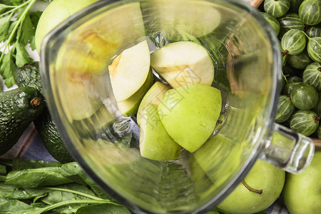 以苹果菠菜阿伏卡多和鹦鹉制成健康的绿色冰淇淋的成分图片
