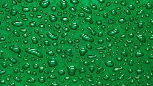 绿色背景上的水滴纹理特写图片