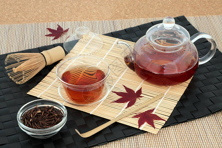 日本kuchika用玻璃茶壶和杯子烤树枝绿茶图片