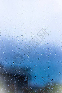 模糊背景窗玻璃上的雨滴图片