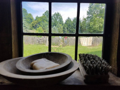 木头碗和窗边的刷子窗帘和窗图片