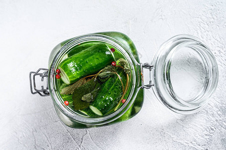 绿色黄瓜在玻璃罐子里天然产品白色背图片