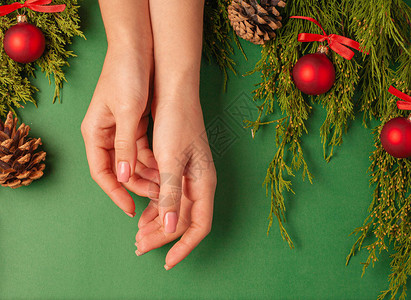 圣诞背景有松树玩具和女手绿色背图片