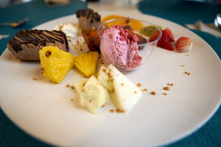 冰淇淋和水果甜点图片