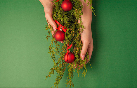 圣诞背景有松树玩具和女手绿色背图片