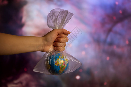 手持塑料袋全球内装有塑料袋生图片