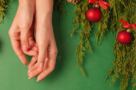 圣诞有松树玩具和女手绿色背图片