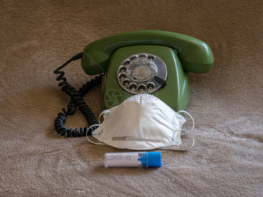 古老的绿色手机和白色面罩图片
