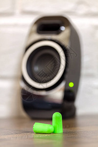 绿泡沫耳塞贴近扬声器图片