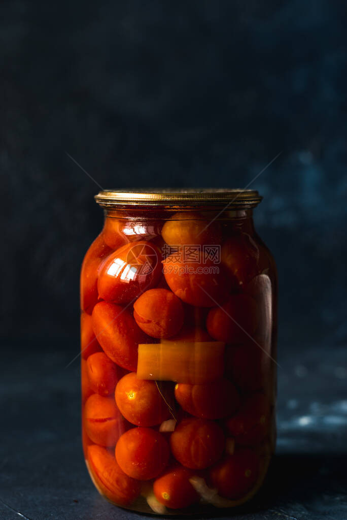 发酵番茄洋葱辣椒香料盐的玻璃罐子图片