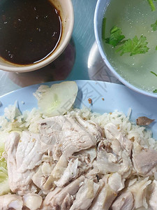 用鸡汤蒸的米饭海南鸡饭在泰国街头图片