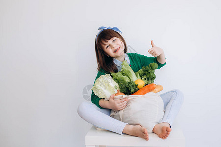小女孩拿着带有蔬菜的纺织食品袋零废物概念包免费食品购物有机水果和蔬菜图片