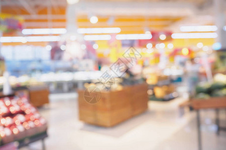 超市仓库货架上装有新鲜水果和蔬菜的超市图片