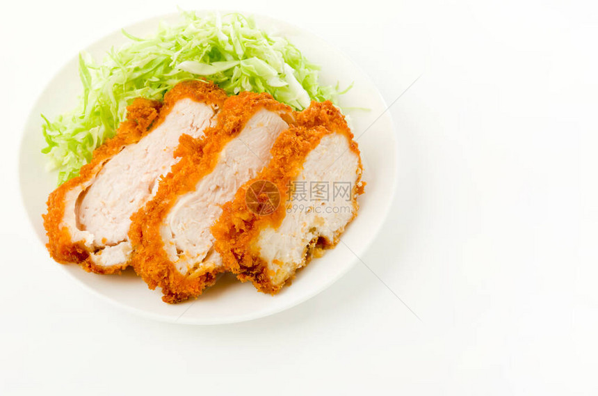 面包屑鸡胸肉配白菜丝在白色背景上的白色盘子图片