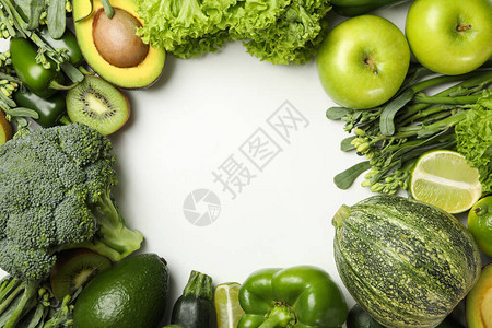 白色背景文字空间上的蔬菜和水图片