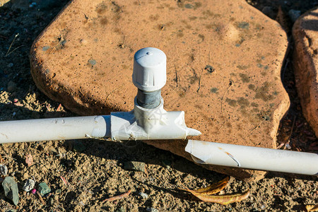 地面PVC灌溉管道断裂喷图片