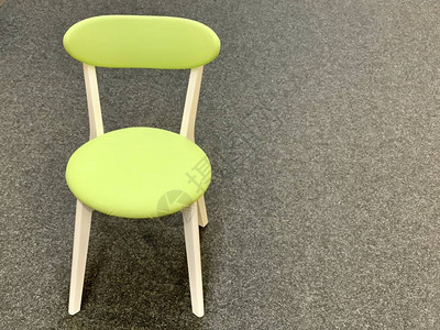绿色椅子背着灰色背景地板上有一张厨房椅舒适优质的家用图片