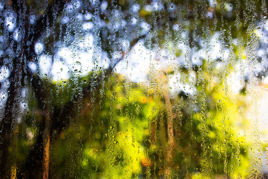 雨滴水滴在窗上图片
