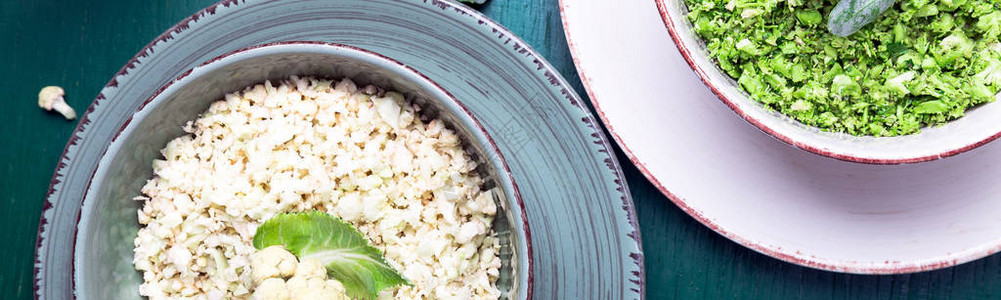 绿背景的花椰菜大米和花椰菜炒饭碗图片