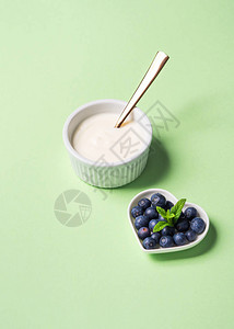 天然酸奶和新鲜蓝莓的碗图片