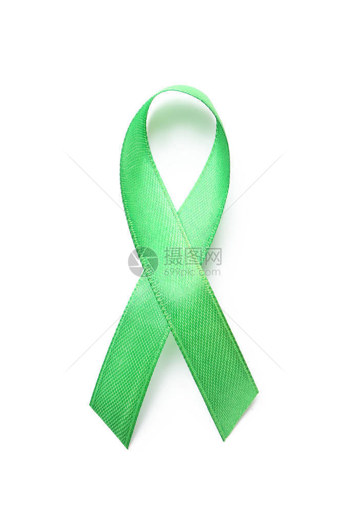 白色背景上的绿丝带癌症意识概念图片