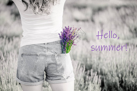 你好夏天卡牛仔裤口袋里的紫色罗兰色薰衣草花束黑白照片图片