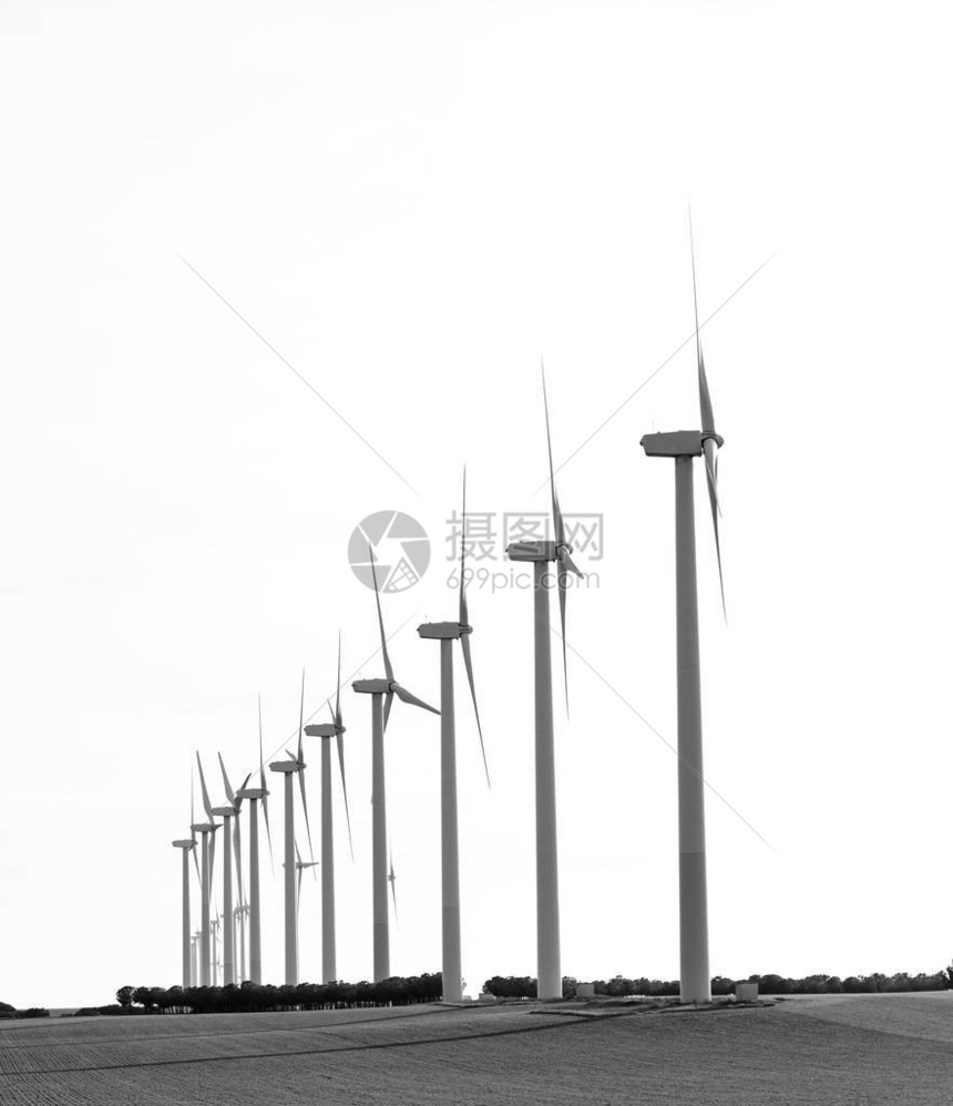 田地上的风力农场图片