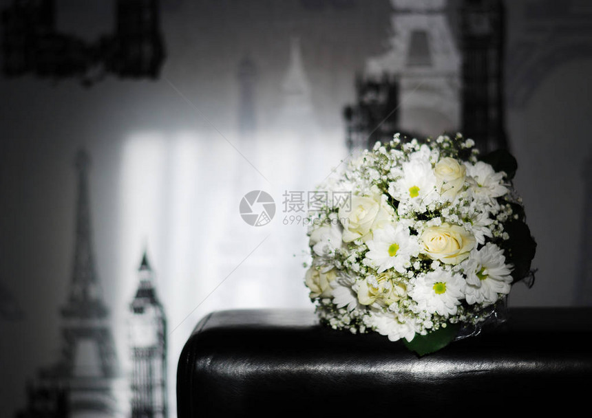 白色玫瑰白菊花和吉普西拉的美丽婚礼花图片