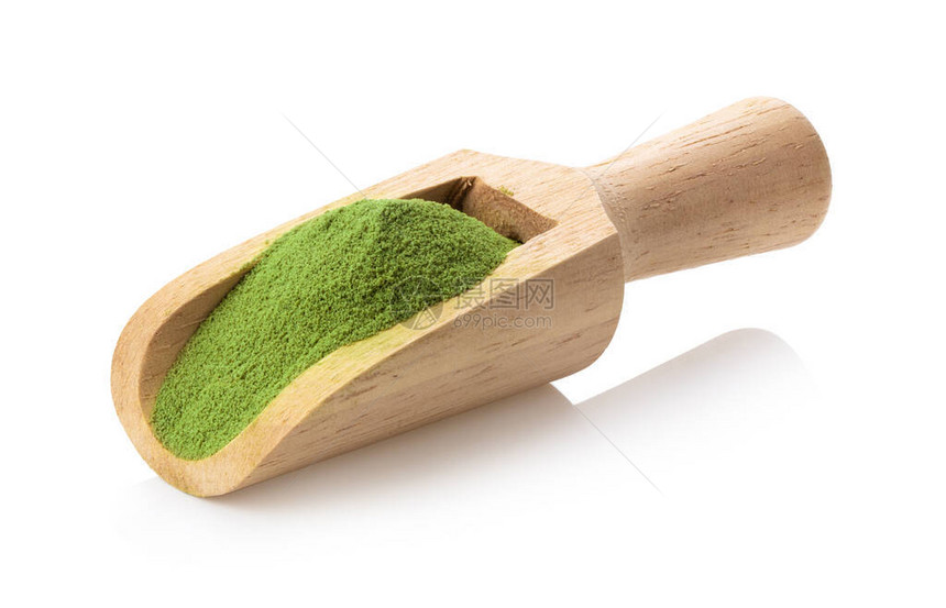 在白色背景下孤立的木屑中的绿色茶粉图片