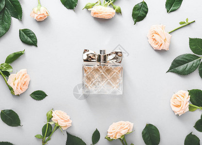 白色背景玫瑰花香水瓶图片