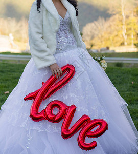 婚博会字体新郎和新娘在公园的婚背景